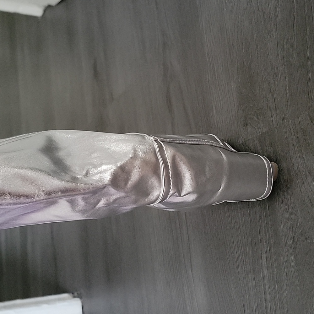 Silver Boot - image 4